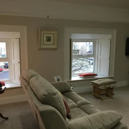 Charming 2-bed In Centre