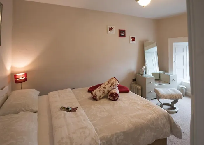 Charming 2 Bed Centre *